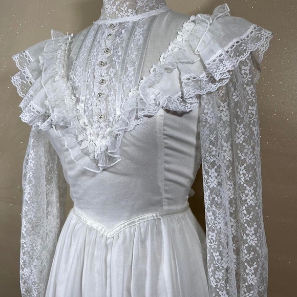SOLD! โ
Vintage 1970โs Gunne Sax Peasant Style Lace Wedding Formal Gown - Picture 2 of 7